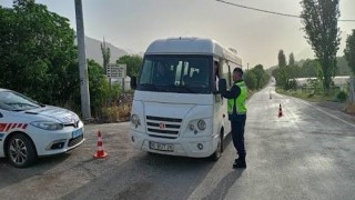 Uşakta polis ve jandarmadan okul çevreleri ve servislere sıkı denetim