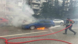 Uşakta seyir halindeki otomobil alev aldı