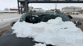Üst geçitten otomobilin üzerine kar kütlesi düştü: 1 yaralı