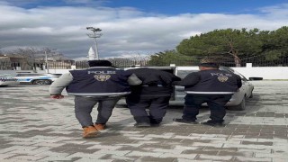 Uyuşturucu tacirinden şoke eden yöntem: Maddeleri trafik tabelalarına bıraktı