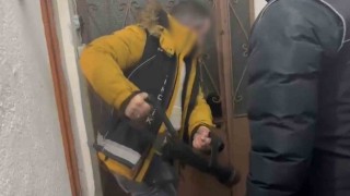 Uyuşturucudan aranan şahıs sığınakta yakalandı