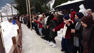 Uzungölün çevresinde binlerce kişi horon halkası oluşturdu