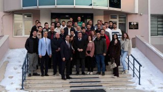 Vali Aydoğdudan gençlere mesaj: Gençler yüksek sesle değil, aynı hizadan konuşulmak istiyor