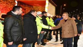 Vali Çiçek, yılbaşında görevli jandarma, polis ve sağlıkçıları ziyaret etti