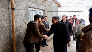 Vali Ekici çığ düşen köyde incelemelerde bulundu