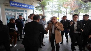 Vali Kemal Çeber, kazada yaralanan vatandaşları hastanede ziyaret etti
