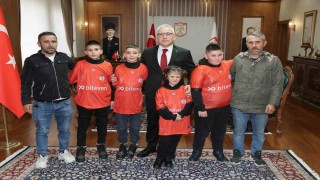 Vali Şimşek, kardan ‘Kız Kulesi yapan amca ve yeğenleri makamında ağırladı