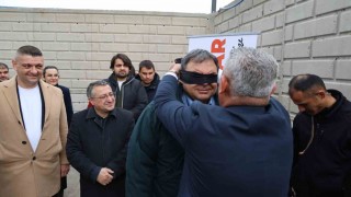 Vali yardımcısı gözleri bağlı araç kullandı