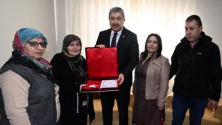 Vali Yılmaz, Kadirli’de Şehit Annesini ve Esnafı Ziyaret Etti