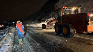 Van-Bitlis karayoluna çığ düştü