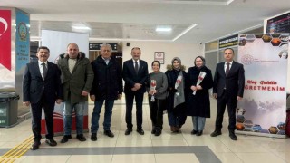Vana yeni atanan öğretmenler güllerle karşılandı