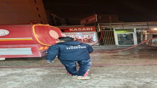 Vanda korkutan yangın: 5 iş yeri zarar gördü