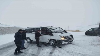 Vanda yoldan çıkan minibus kara saplandı