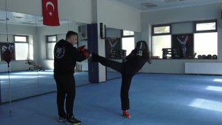 Vücut geliştirmek için gittiği salonda kick boksla tanıştı, 5 ay sonra Üniligde 3. oldu