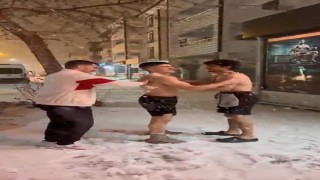 Yağan kar altında önce antrenman, ardından kar banyosu yaptılar