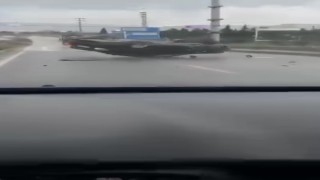 Yağışlı yolda makas atan otomobil tepetaklak oldu