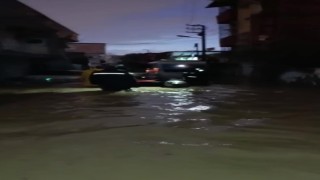 Yağmur sonrası su basan evlerde mahsur kalanlar kurtarıldı