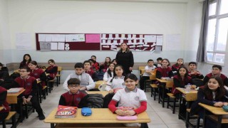 Yaklaşık 18 milyon öğrenci karnelerini alarak yarıyıl tatiline girdi