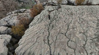 Yaklaşık 20 bin yılın sonunda kimyasal yönden aşınan taşın üzerinde su kollarının minyatürü ortaya çıktı