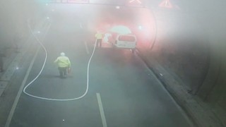 Yanan aracı trafik polisleri söndürdü