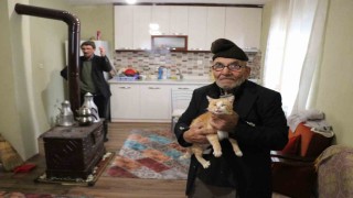 Yanan evinin önünde kedisine sarıldığı fotoğrafla tanınan Ali Meşe vefat etti