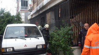 Yaşlı adamı komşuları evden çıkardı, yangın ucuz atlatıldı