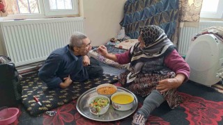 Yaşlı kadın engelli oğluna 61 yıldır ‘bebek gibi bakıyor: Azmiyle örnek oluyor