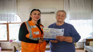Yaşlı kadının bindiği otobüste unuttuğu cüzdan evine kadar getirilip teslim edildi