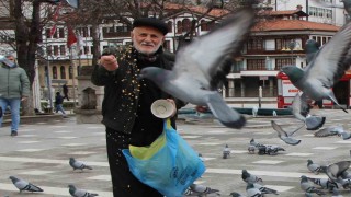 Yemci Dede 20 yıldır sokaklardaki güvercinleri beslemeden kahvaltı yapmıyor