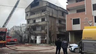 Yıkımı süren binanın çatı katında yangın çıktı