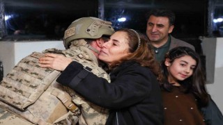 Yılbaşı nöbetinde aile sevinci: Güvenlik kulesinde duygu dolu anlar