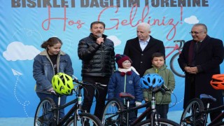 Yılın ilk gününde Bahçelievlerde 100 çocuk bisikletine kavuştu
