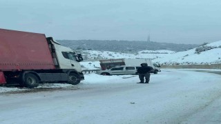 Yoğun kar nedeniyle Niksar-Erbaa kara yolunda trafik durma noktasına geldi