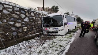 Yolcu midibüsü kazazede aileye çarptı: 1 ölü, 3 yaralı