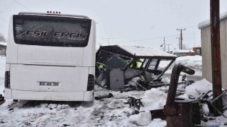 Yolcu otobüsü polis noktasına çarptı: 4 polis yaralandı
