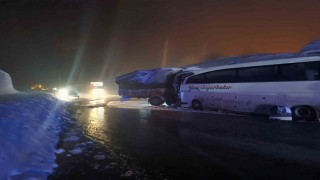 Yolcu otobüsü yolu kapatan tıra çarptı: 3 yaralı