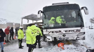 Yolcu otobüsünün polis noktasına çarpma anı görüntüleri ortaya çıktı