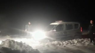 Yolda kalan polis aracının yardımına iş makineleri yetişti