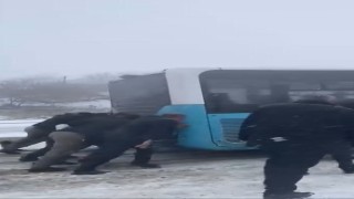 Yolda kalan yolcu otobüsünün yardımına vatandaşlar yetişti