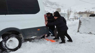 Yolda mahsur kalanların imdadına Kaymakam yetişti
