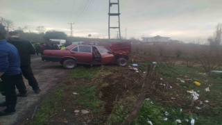 Yoldan çıkan otomobil elektrik direğine çarptı: 2 yaralı