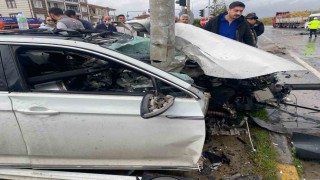 Yoldan çıkıp sinyalizasyon direğine çarpan otomobil parçalandı: 1 yaralı