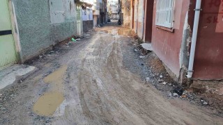 Yollar köstebek yuvasına döndü, mahalleli isyan etti