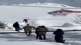 Yolu kapalı mahallede hastalanan bebek, helikopterle hastaneye ulaştırıldı