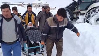 Yolu kapanan köyde mahsur kalan hasta 4 saatlik çalışmayla kurtarıldı