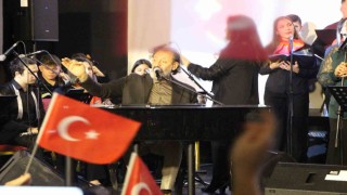 Yücel Arzen Hacıoğulları Amasyada öğrencilerle sahne aldı