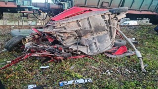 Yük treni hemzemin geçitte otomobile çarptı: 1 ölü