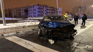Yük treniyle çarpışan SUV aracın sürücüsü yara almadan kurtuldu