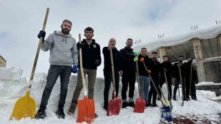 Yüksekovada 20 kişilik ekibin çatıda kar temizleme mesaisi