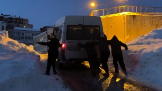 Yüksekovada buzlu yolda mahsur kalan minibüsü vatandaşlar kurtardı